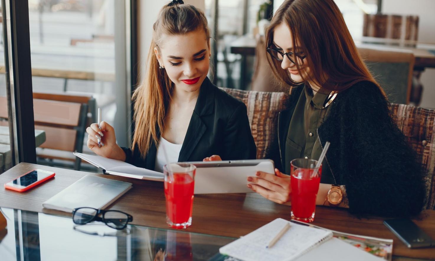 Arbeitsplatz mit Finanzunterlagen und Laptop