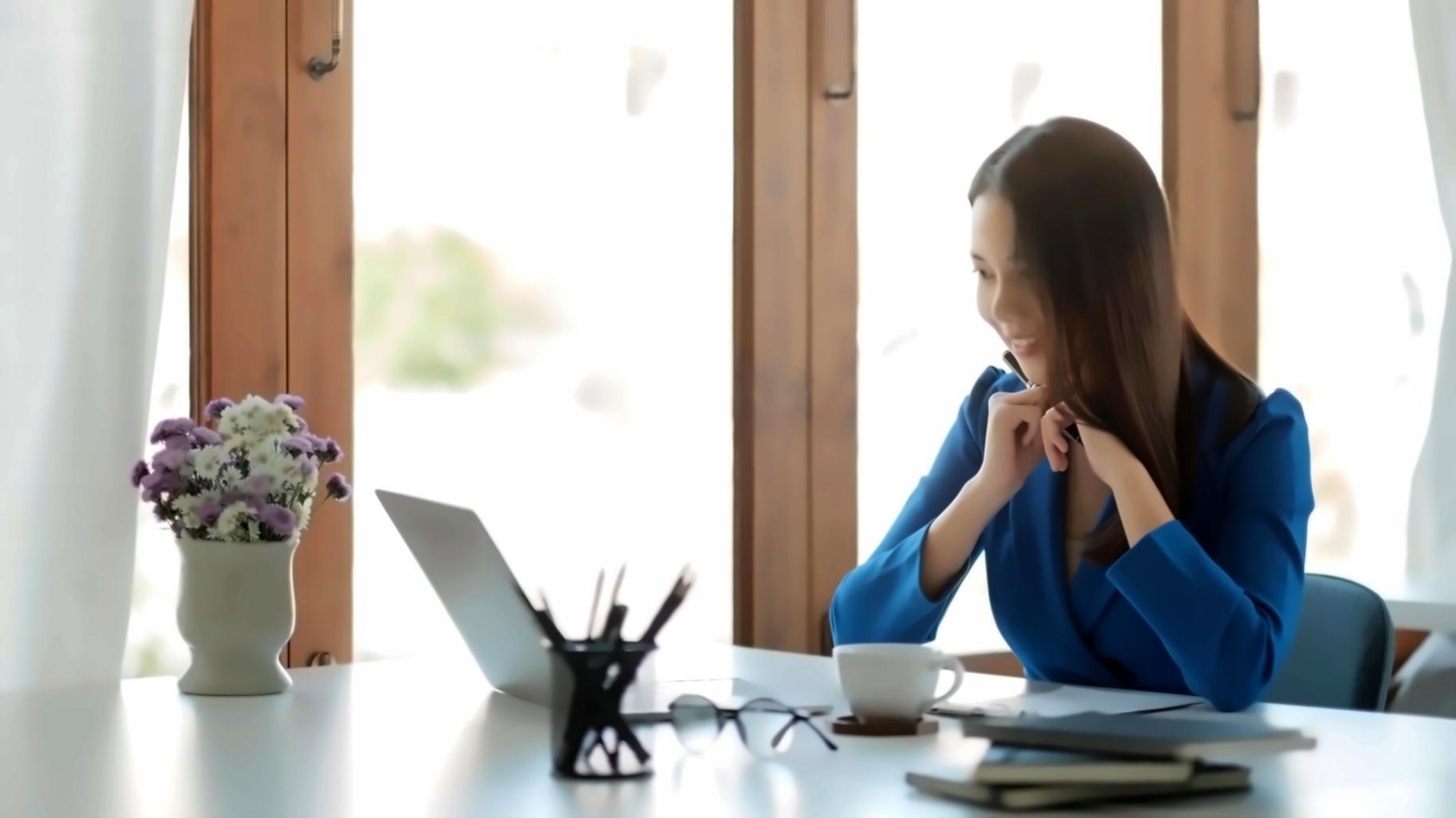 Finanzielle Analysearbeit am Schreibtisch mit Dokumenten